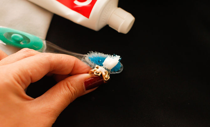 Limpar joias com pasta de dentes